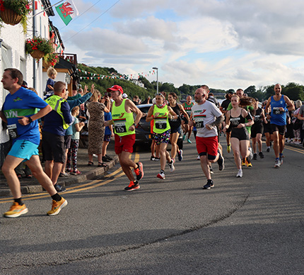 Pobl yn rhedeg yn y ras 10K Felinheli