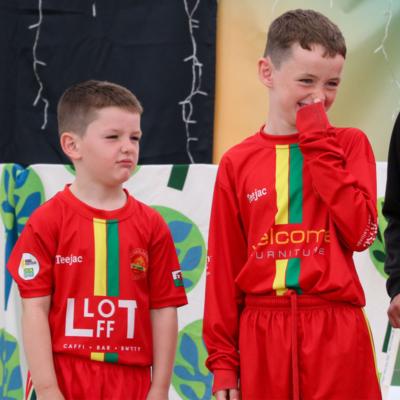 Plant yn cymryd rhan yn oedfa gwyl felin 2025